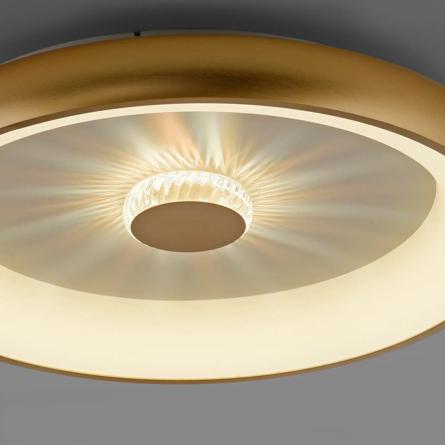 LED-Deckenleuchte Vertigo in Messing-Optik, dimmbar mit Kristalleffekt. Moderne Deckenleuchte für Wohnräume.