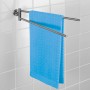 Wenko Handtuchhalter Bosio mit 2 Armen aus Edelstahl matt, mit blauem Handtuch an weißer Wand.