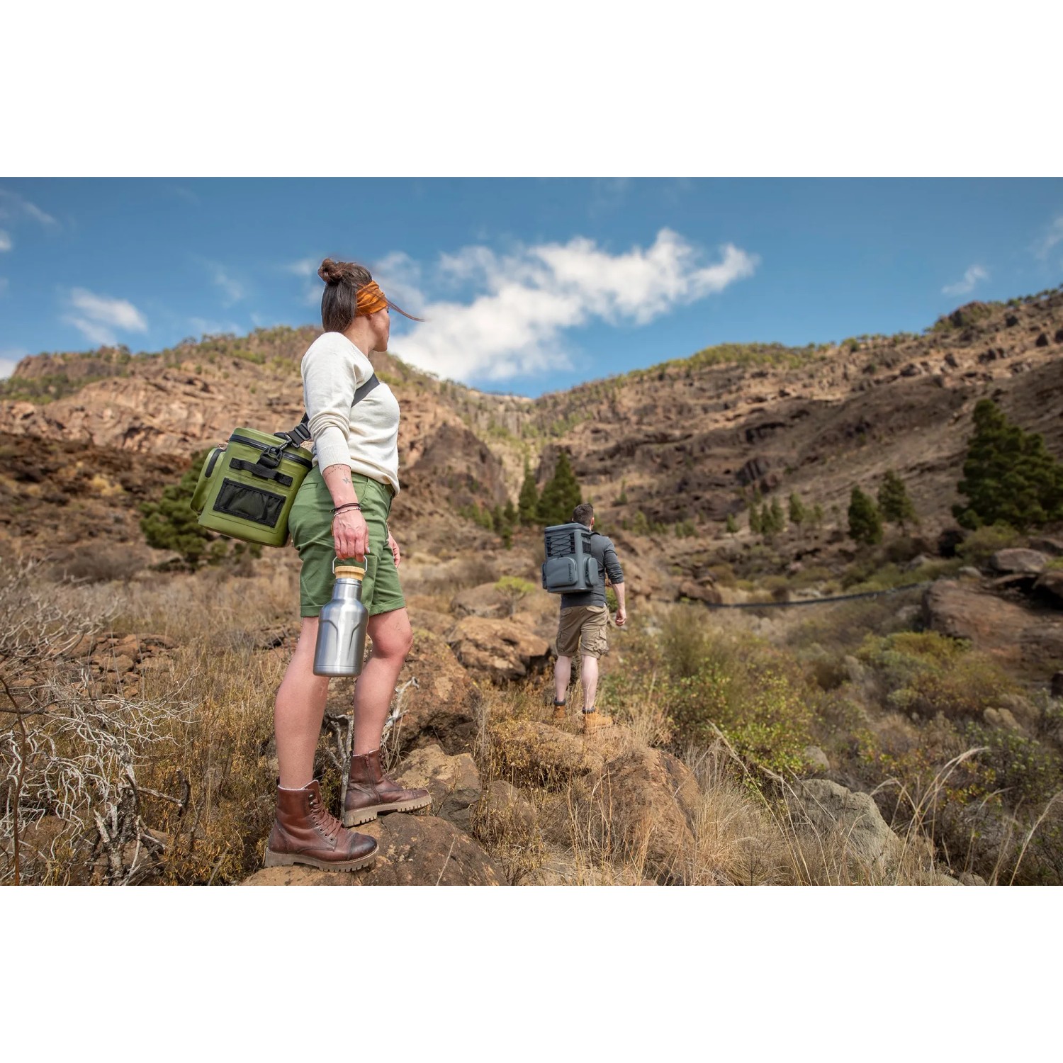 Petromax Kühlrucksack Set mit Flasche und Akku beim Wandern in der Natur.