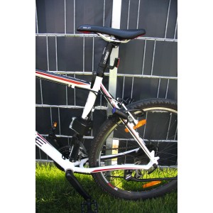 Basi Spiralschloss ZR 302 am Fahrrad befestigt, zur Sicherung von Zweirädern.