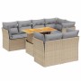 Beige 8-tlg. Garten-Sofagarnitur aus Polyrattan mit Tisch und hellgrauen Kissen.