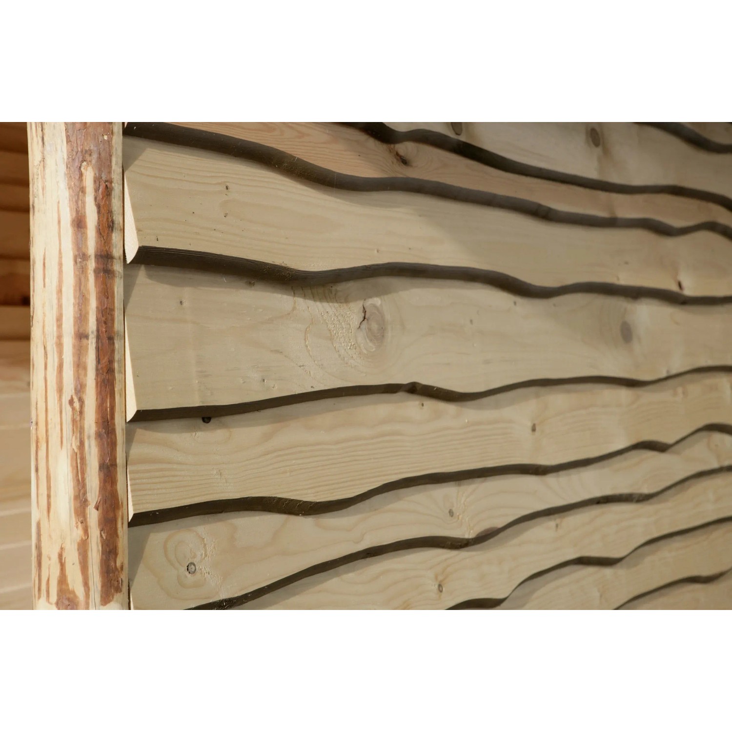 Detailansicht der naturbelassenen Holzfassade des weka Gartenhaus 820 A mit Theke.