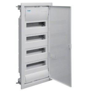 Hager Unterputz-Kleinverteiler Volta VU48NC, 4-reihig, reinweiß mit geöffneter Tür.