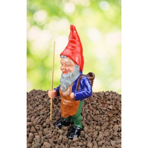 Heissner Gartenzwerg Waldfried, 35 cm, mit roter Mütze und Korb auf dem Rücken.