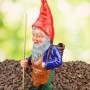 Heissner Gartenzwerg Waldfried, 35 cm, mit roter Mütze und Korb auf dem Rücken.