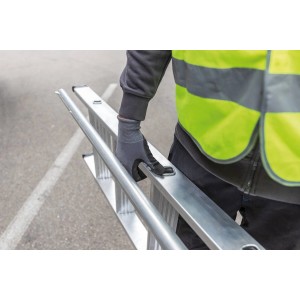PROREGAL Stufen-Anlegeleiter LKW mit 5 Stufen und Ausstiegsholm links wird von Person getragen.
