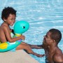 Kind mit Bestway Schwimmring Floating Friends im Pool, Tier-Motiv (3-fach sortiert).