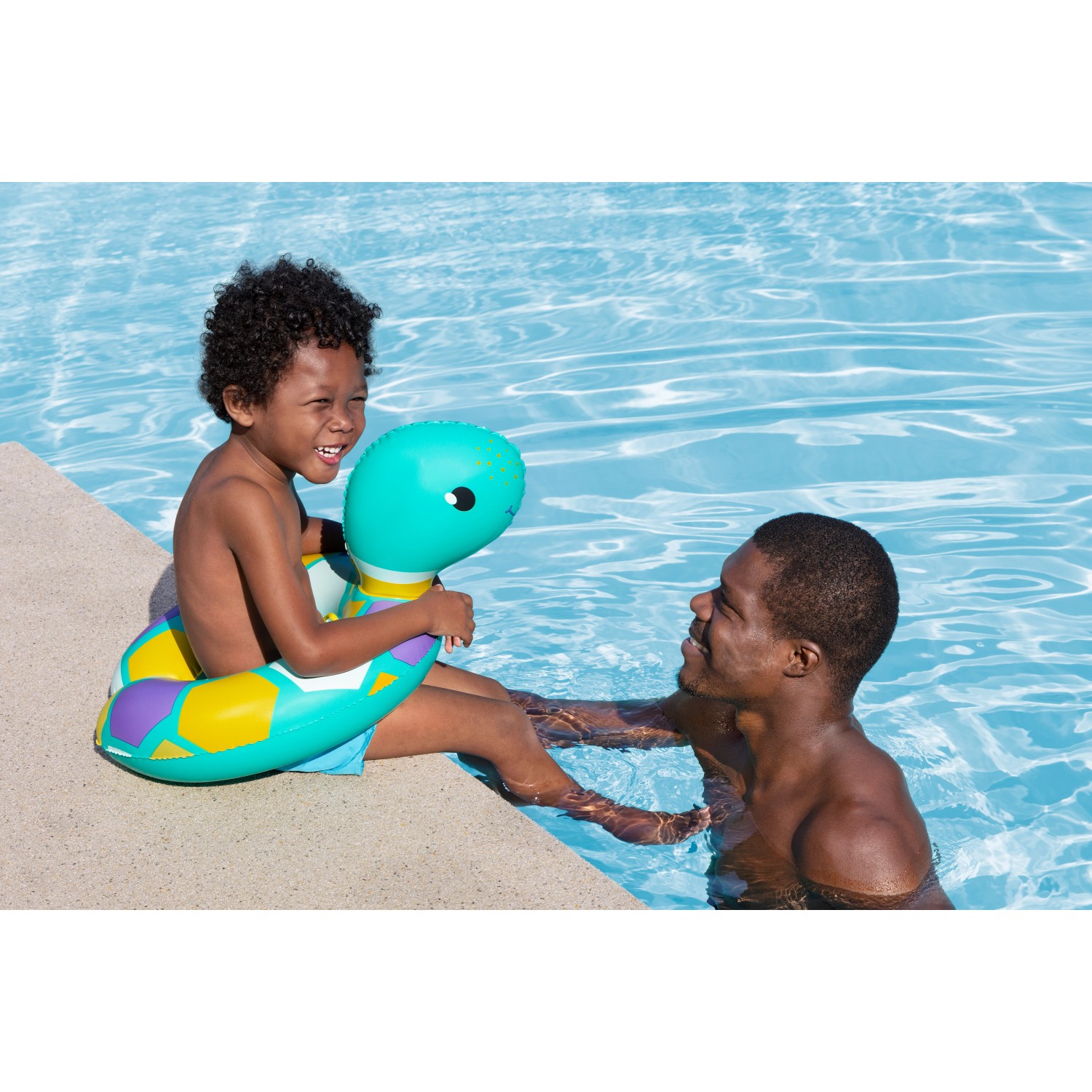 Kind mit Bestway Schwimmring Floating Friends im Pool, Tier-Motiv (3-fach sortiert).