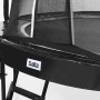 Detailaufnahme: Schwarzes Salta Trampolin First Class ø 366 cm mit Leiter und Sicherheitsnetz.