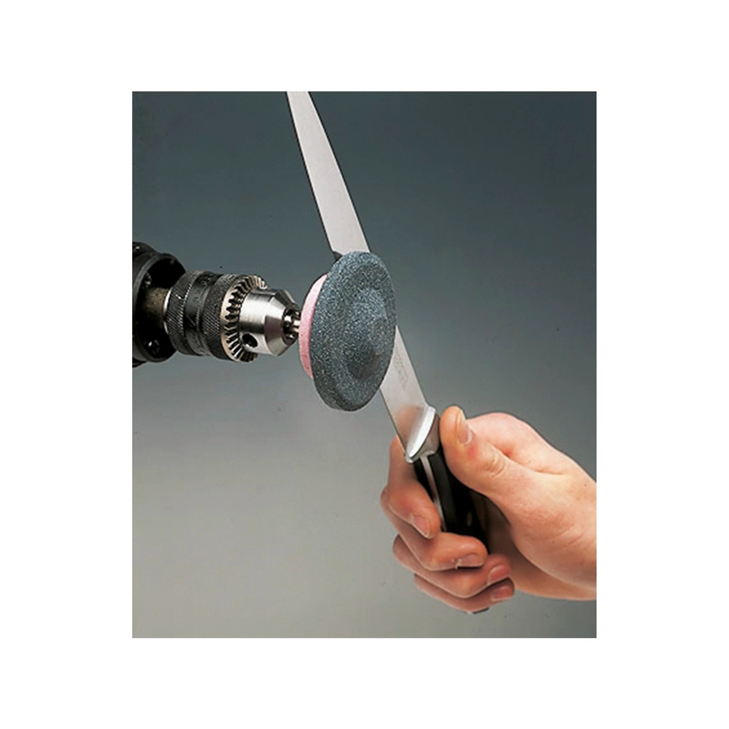LUX Messer- und Scherenschärfer im Einsatz an einer Bohrmaschine beim Messerschärfen.