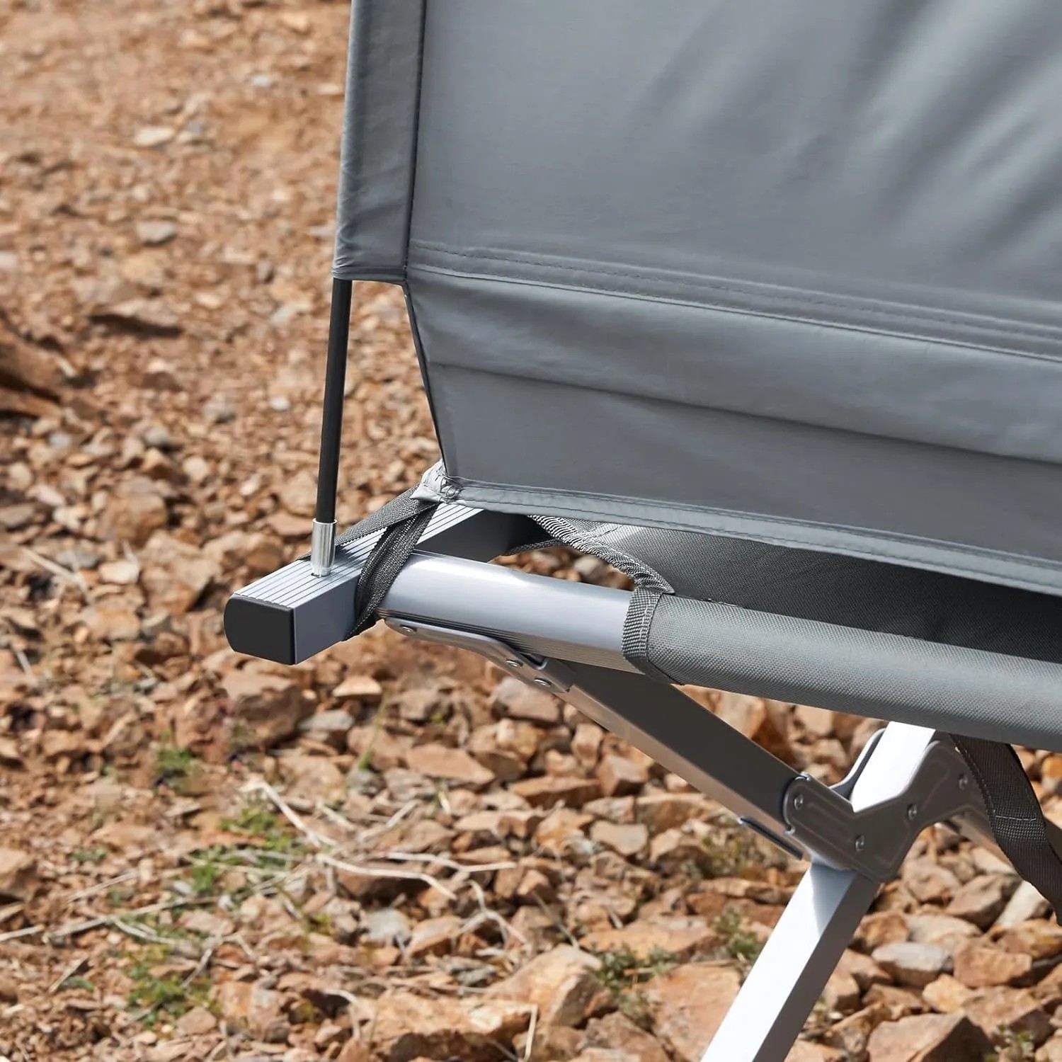 Detailaufnahme: Graues SoBuy Feldbett 4in1-Zelt mit Campingliege und Metallgestell.