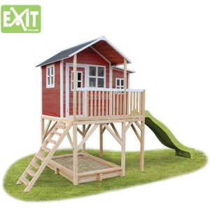 Rotes EXIT Loft 750 Holzspielhaus mit Rutsche, Sandkasten und Leiter. Ideal für Kinder zum Spielen im Garten.