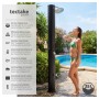 Schwarze Tectake Solardusche Ofanto mit 35L Tank und Frau unter der Dusche im Garten.