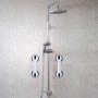 Zwei weiße Haltegriffe mit schwarzen Saugnäpfen an gefliester Duschwand. Bohrfreie Badhelfer für Sicherheit & Balance.
