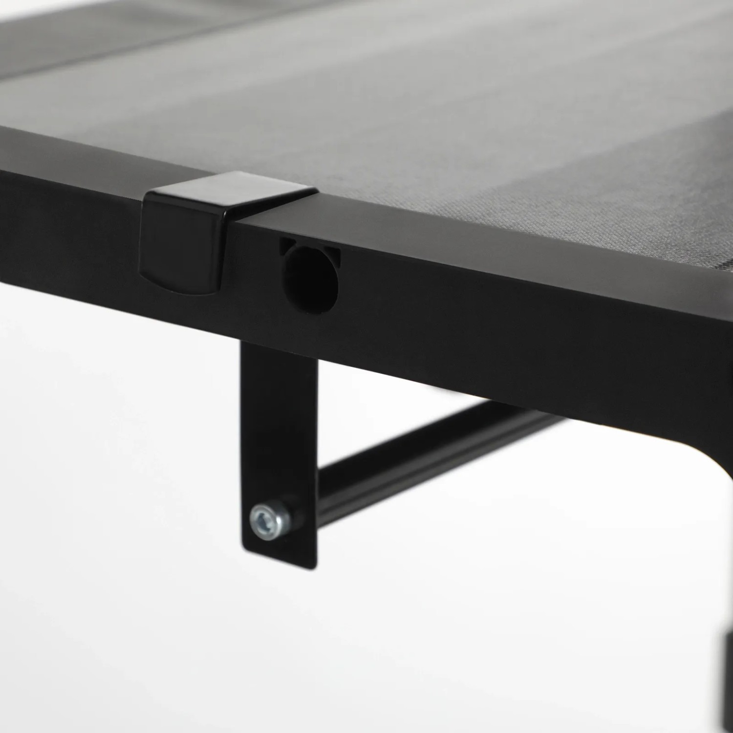 Detailaufnahme: Schwarzer Stoffschrank von Songmics, Metalleckverbinder und Regal.