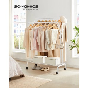 Weißer Songmics Kleiderständer mit Rollen, beladen mit Kleidung und Accessoires.