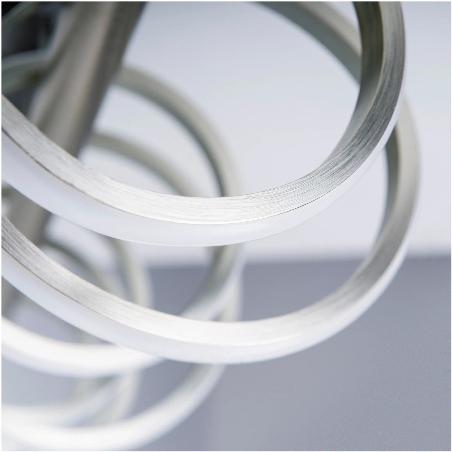 Moderne, weiße LED-Deckenleuchte Belleza von Näve, ca. 100 cm, spiralförmiges Design.