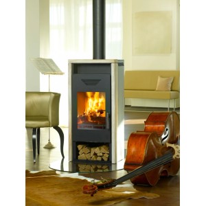 Wamsler LOGI-W Kaminofen (8 kW) mit Sandstein-Verkleidung in Schwarz. Feuer sichtbar.