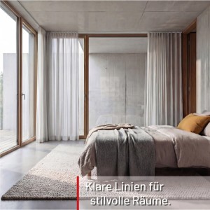 Weiße Gardinenschiene mit transparenten Vorhängen an großen Fenstern in einem modernen Schlafzimmer. Stilvolle Raumgestaltung.