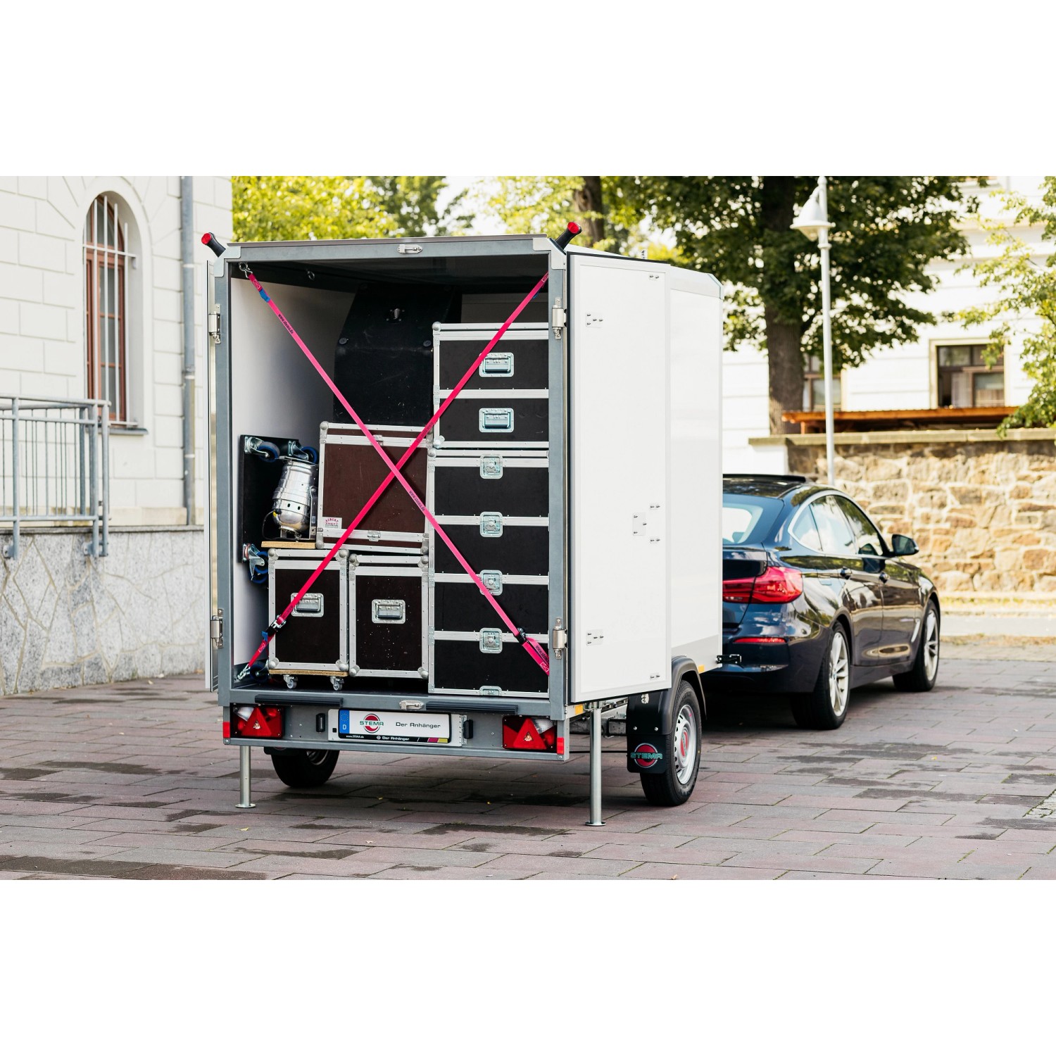 Stema Kofferanhänger 1300 Sandwich beladen mit Equipment, Heckansicht.