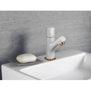 baliv Waschtischarmatur WT-270 in Weiß-Gold auf Waschbecken mit Seife.