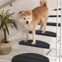 Hund auf Treppe mit Beautissu Stufenmatten ProStair, Farbe Bordeaux, 15er Set.