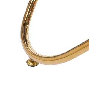 Detailansicht des goldenen Metallbeins eines Esstisches mit Fußgleiter für stabilen Stand.
