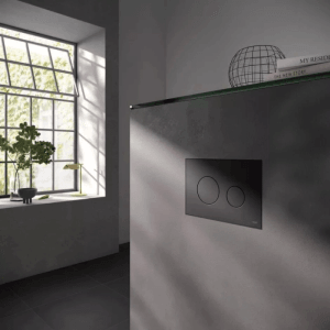KOLMAN WC-Komplettset: Schwarze Betätigungsplatte mit zwei Tasten an grauer Wand im modernen Badezimmer.