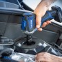LUX-TOOLS Akku-Schlagschrauber A-SSR-12 im Einsatz am Auto.