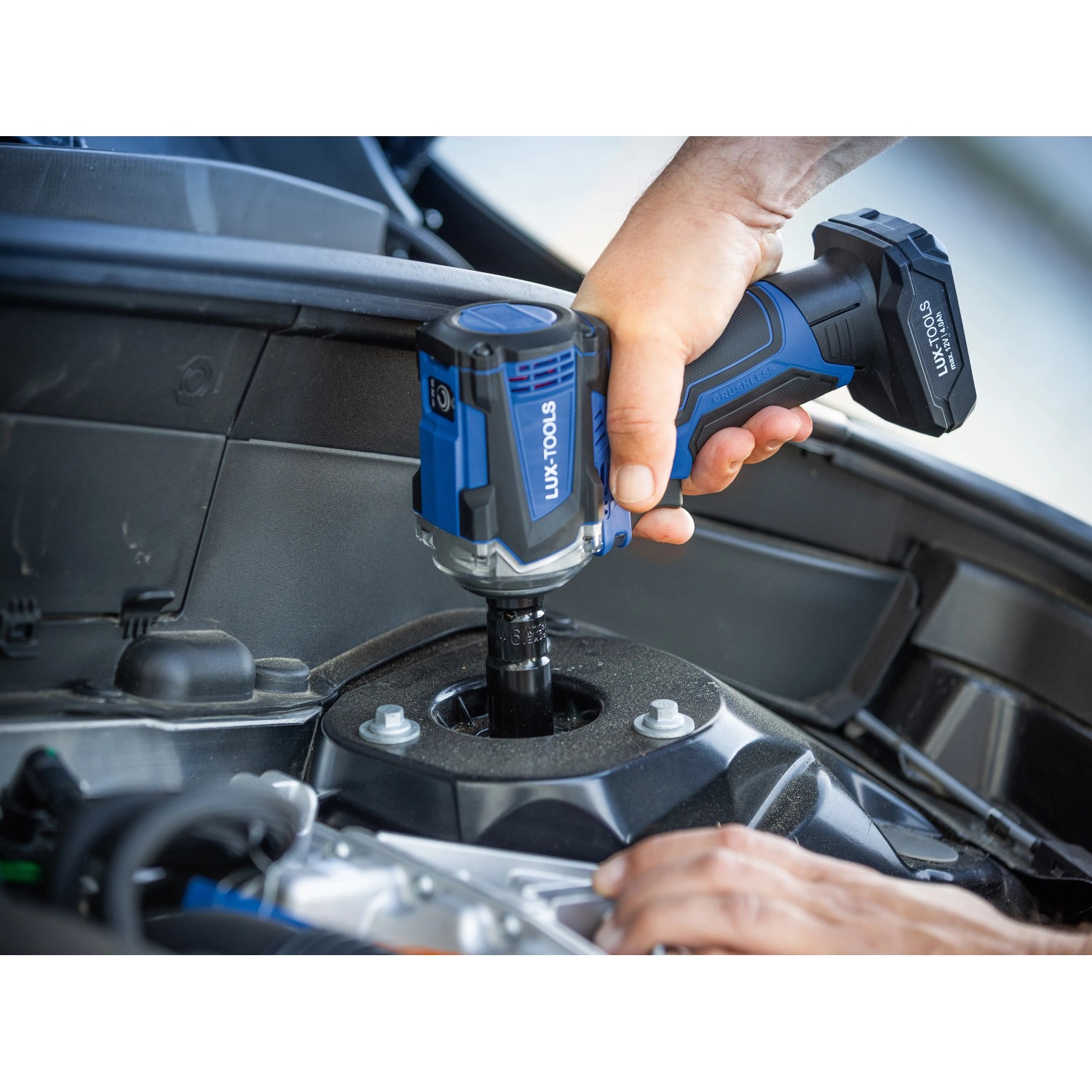 LUX-TOOLS Akku-Schlagschrauber A-SSR-12 im Einsatz am Auto.