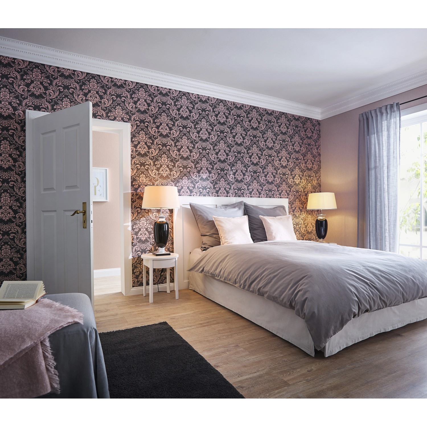 Schlafzimmer mit Rasch Vliestapete Trianon XIII 570021 Uni Rose mit Ornamenten.