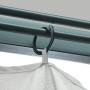 Detailaufnahme: Creme-farbener Pavillon Vorhang mit Aufhängung am Aluminium Rahmen.
