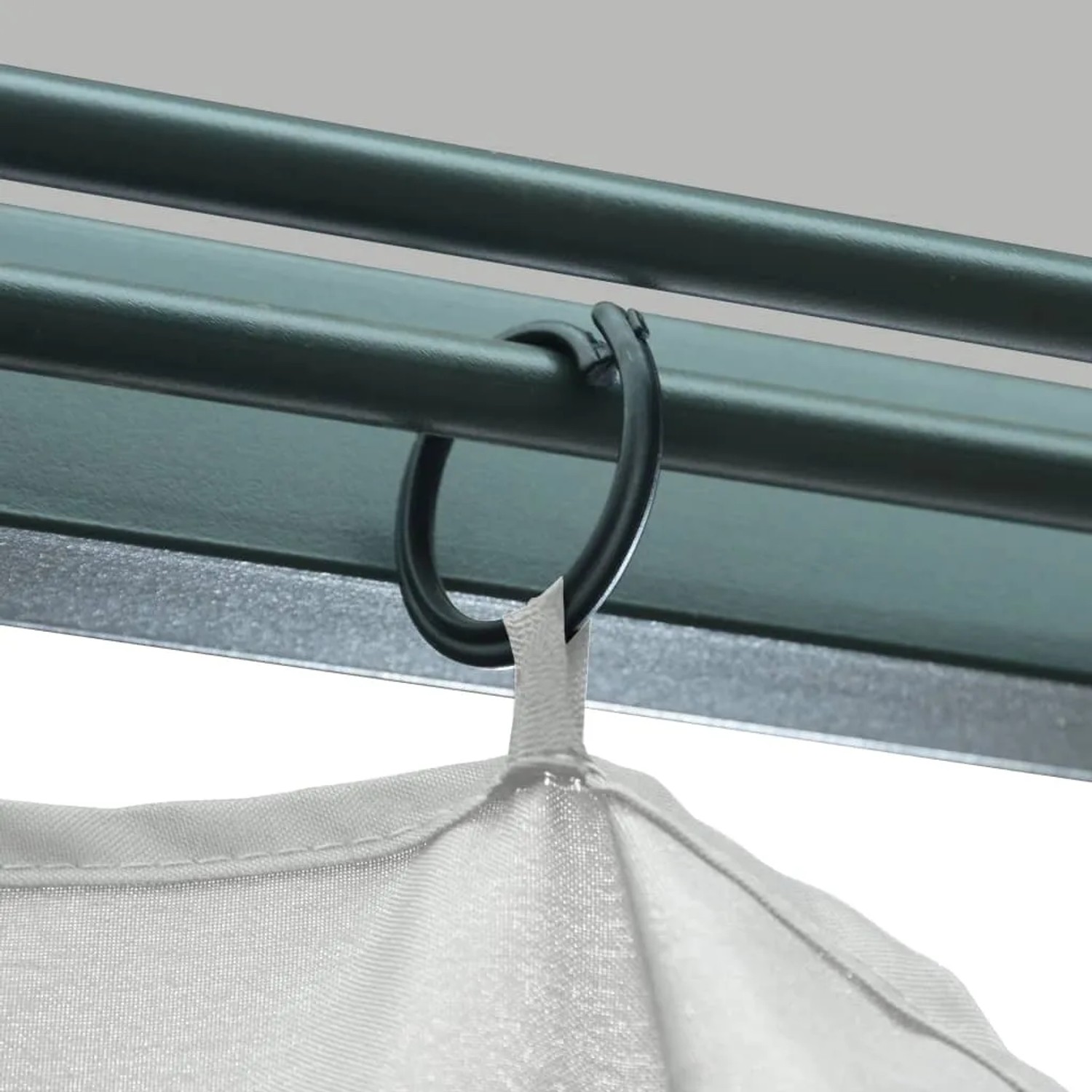 Detailaufnahme: Creme-farbener Pavillon Vorhang mit Aufhängung am Aluminium Rahmen.