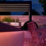 Philips Hue Lightstrip Flux 10m illuminiert Terrasse mit farbigem Licht.