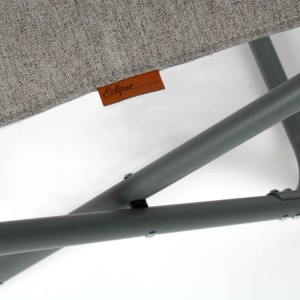 Detailaufnahme: Grauer Eclipse Camping Klapphocker mit Tischauflage, Gestell und Stoffstruktur.