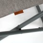 Detailaufnahme: Grauer Eclipse Camping Klapphocker mit Tischauflage, Gestell und Stoffstruktur.