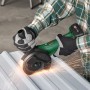 Bosch Akku-Winkelschleifer PWS 18V-70 Solo beim Schleifen von Metall.