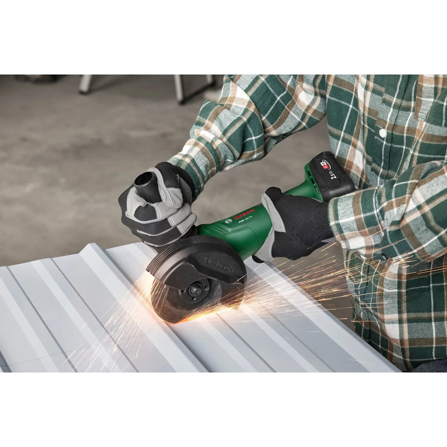 Bosch Akku-Winkelschleifer PWS 18V-70 Solo beim Schleifen von Metall.
