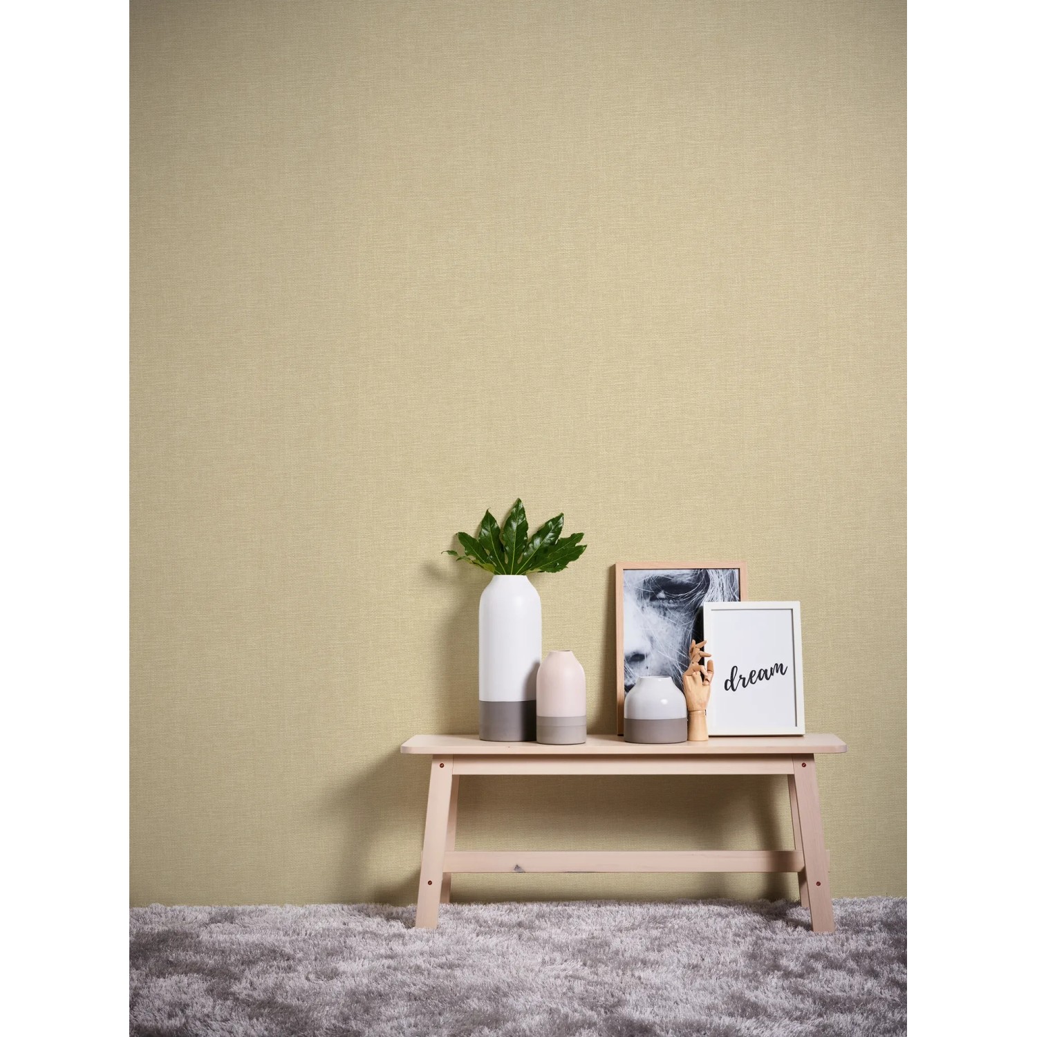 Beige-gelbe Vliestapete mit matter Struktur von OBI, passend zur Kategorie Dekorative Tapeten.