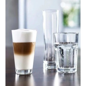 Klarer Rastal Conic Becher mit Latte Macchiato, daneben weitere Gläser. Vielseitiges 30er Set für Getränke.