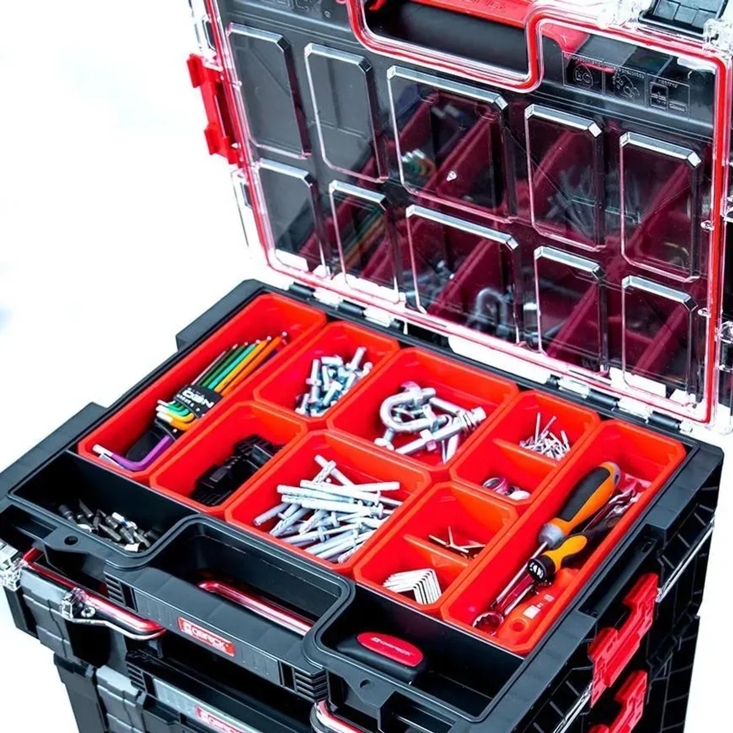 Schwarzer PROREGAL QBRICK Sortimentskasten (45x36x8cm) mit Werkzeug und Kleinteilen.