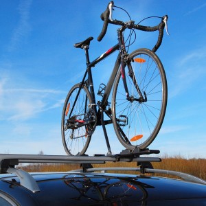 Eufab Dach-Fahrradträger Super Bike mit Fahrrad auf einem Autodach montiert.