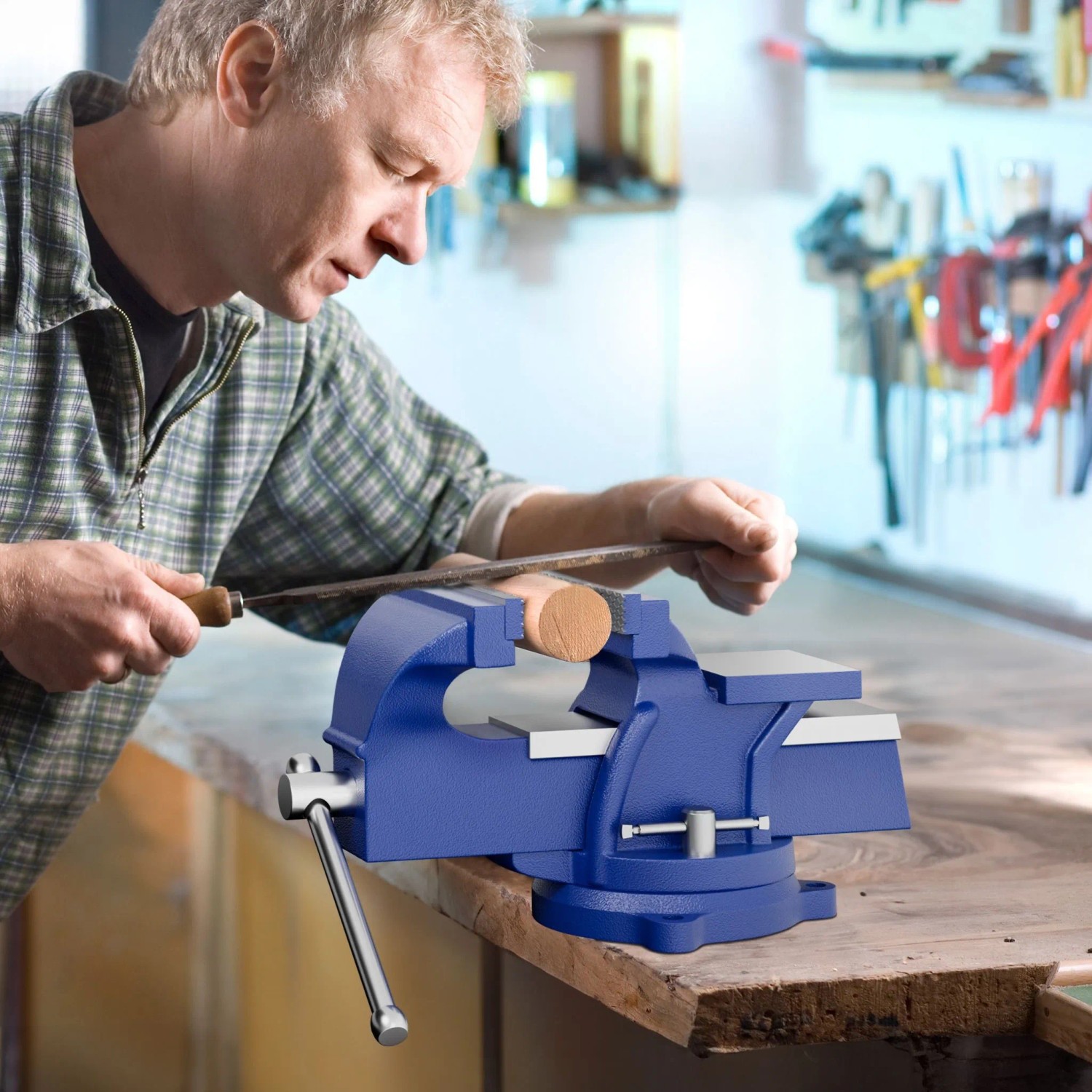 Mann feilt Holzstück in blauem Wiltec Schraubstock auf Werkbank. 100mm Klemmbacke, Amboss, Spannwerkzeug.