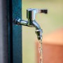 Detailaufnahme: Wasserhahn der Gre Solardusche aus Harz, Wasser läuft.