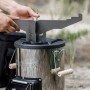 Petromax Grillplatte mit Kochkreuz wird auf Raketenofen montiert. Grillutensil für Outdoor-Küche.