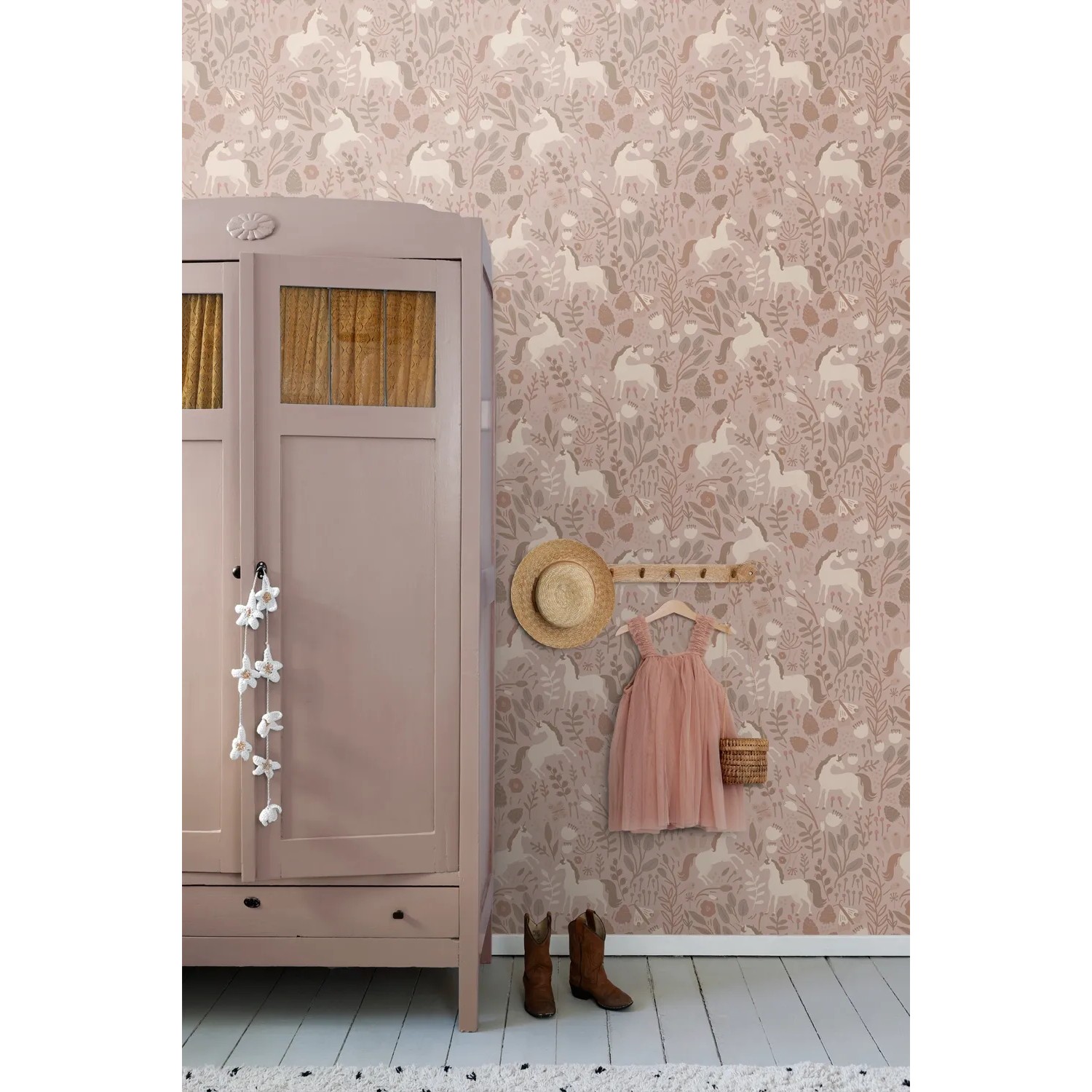 ESTAhome Vliestapete mit Einhörnern in Altrosa im Kinderzimmer.