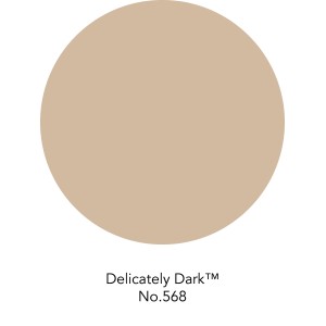 Farbmuster der ELLE DECORATION Wandfarbe Delicately Dark No. 568, ein warmer Beigeton.