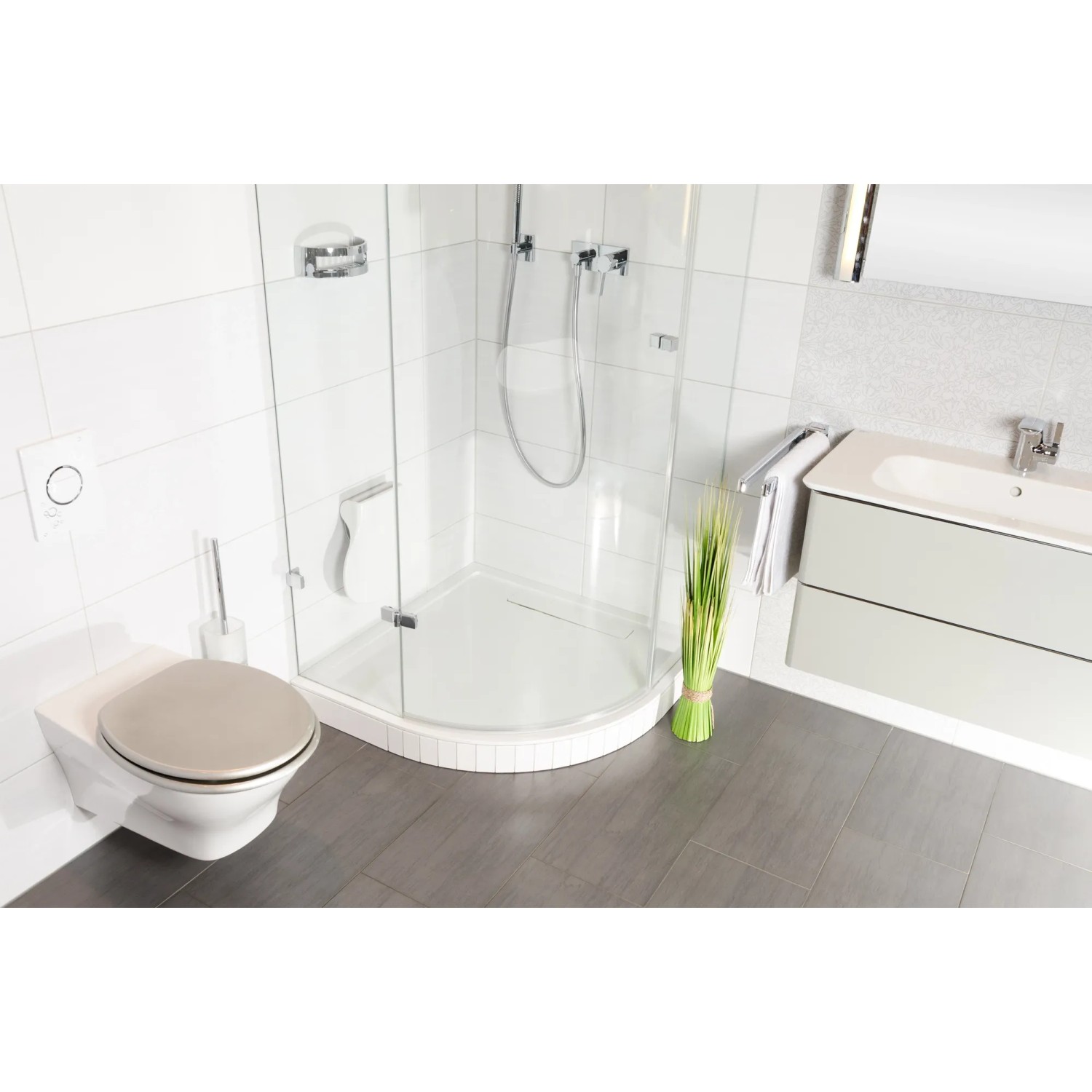 Sanilo WC-Sitz Glitzer Silber im modernen Badezimmer mit Dusche und Waschbecken.