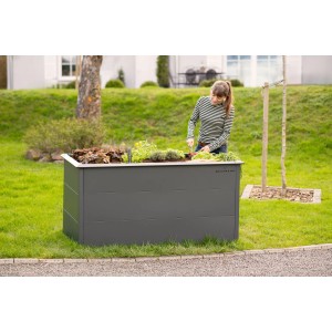 Westmann Hochbeet Primus aus Metall, 150x75x77 cm, anthrazit, mit Frau beim Gärtnern.