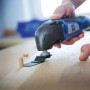 LUX Multitool im Einsatz: Multifunktionswerkzeug mit Sägeblatt bearbeitet Holz. Zubehör für Heimwerker.